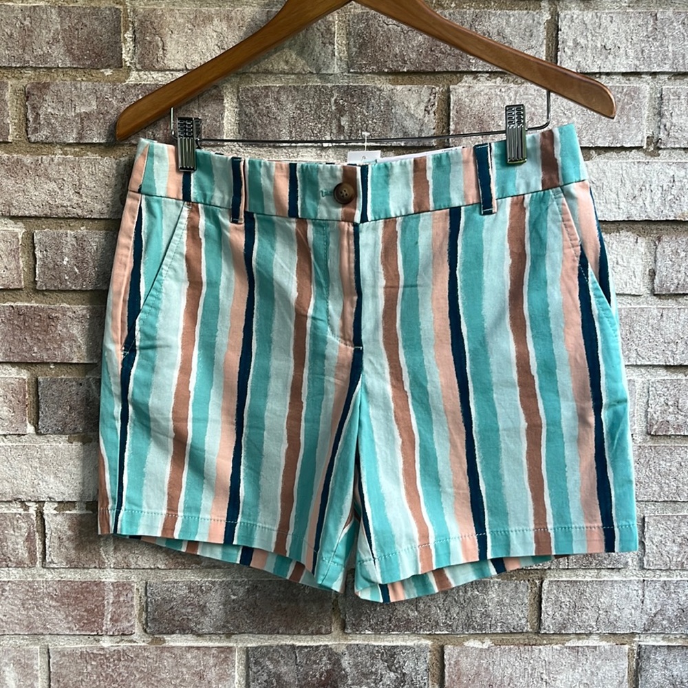 Cotton striped shorts by LOFT.  Size 4 with 6” inseam and mid rise.
